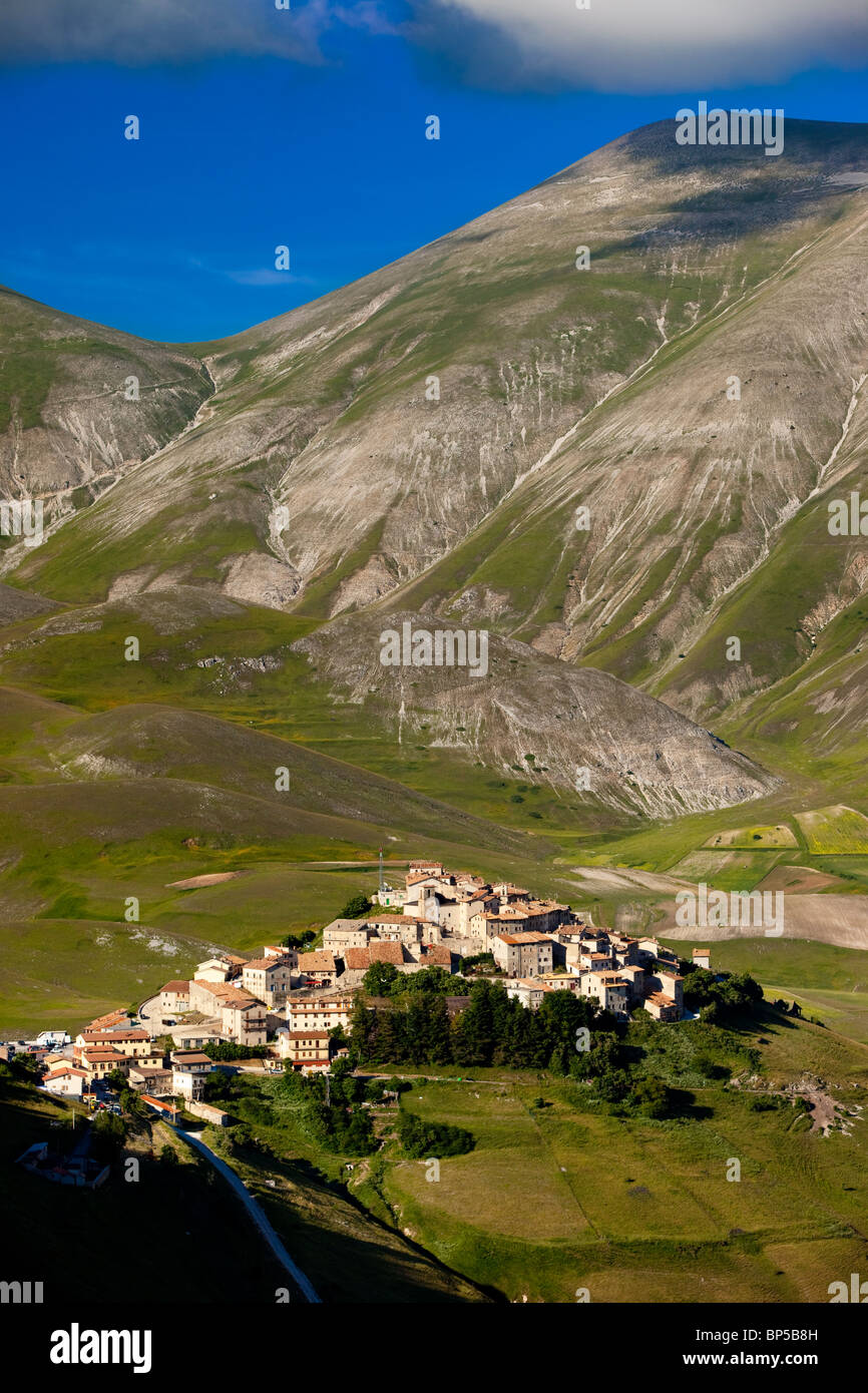 Ville médiévale de Castelluccio dans le parc national des Monts Sibyllins, Ombrie Italie Banque D'Images