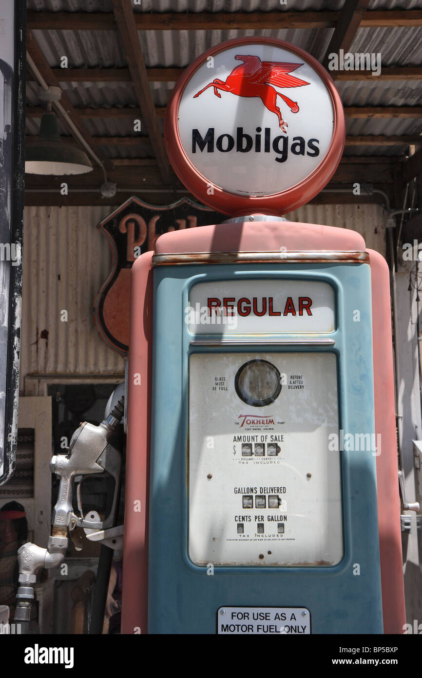 Ancien distributeur de carburant de Mobilgas dans une station d'essence, micocoulier, USA Banque D'Images
