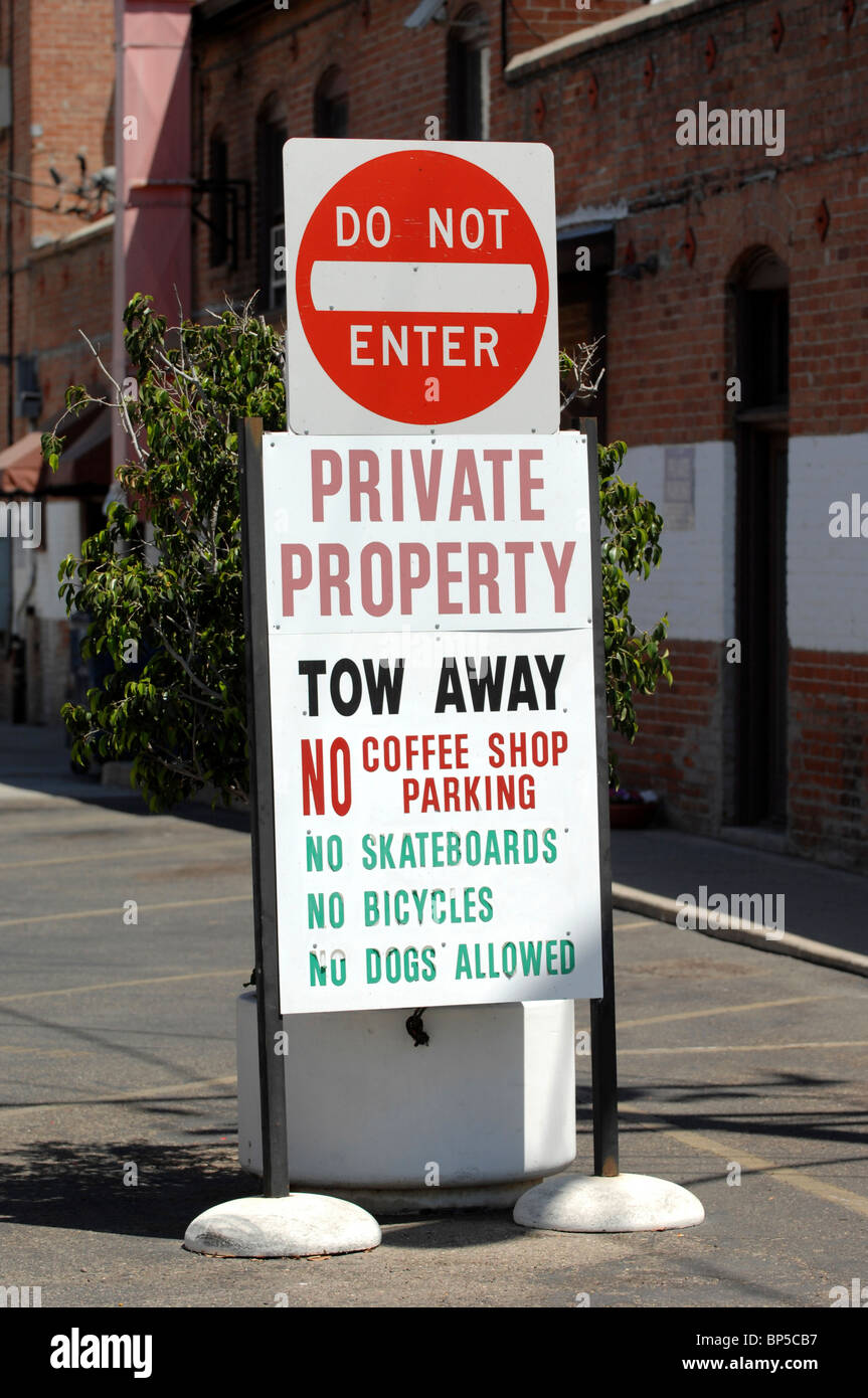 Inscrivez-vous à des alertes d'un parking privé où le stationnement n'est pas café bienvenue Banque D'Images