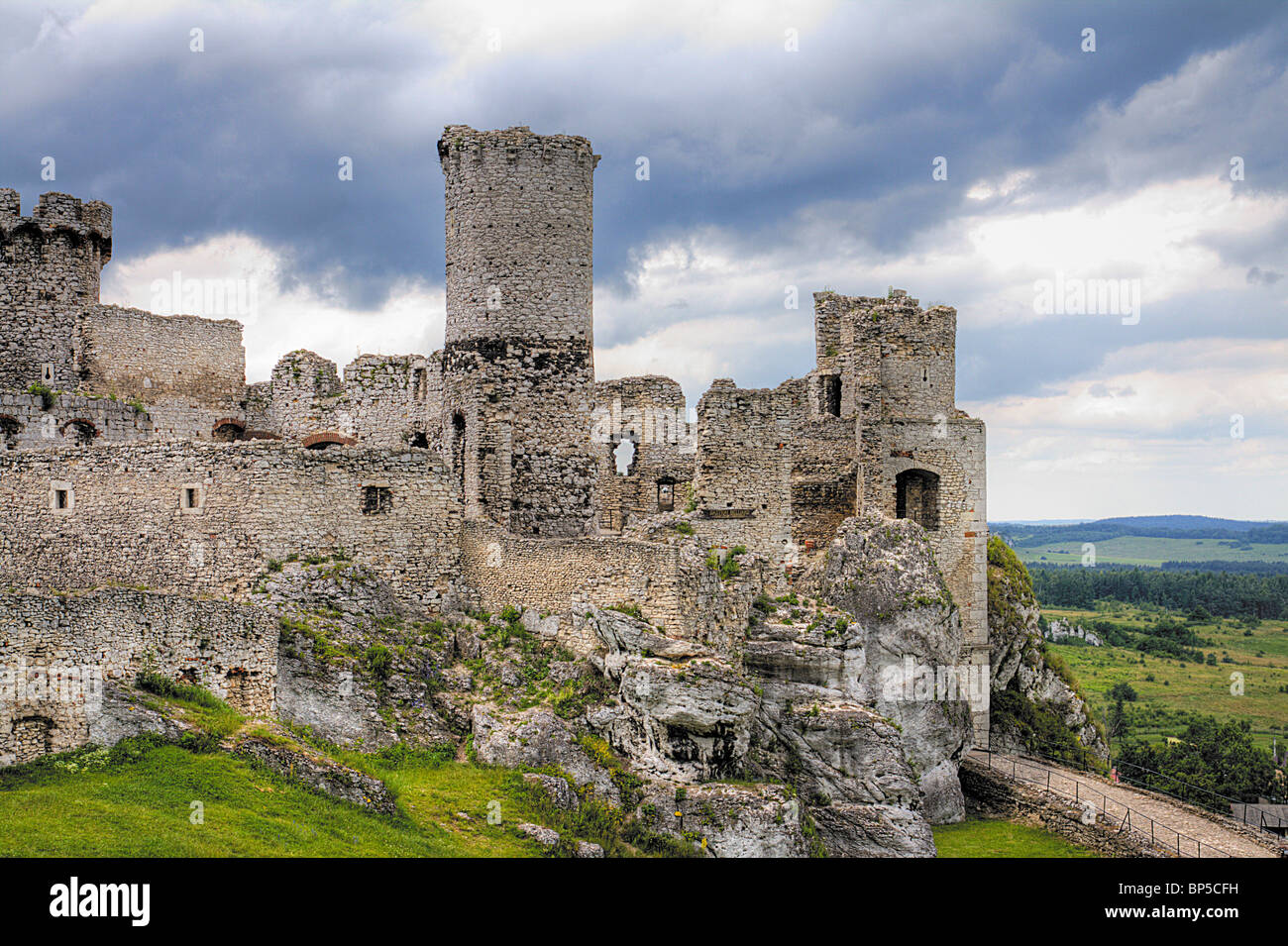 L'ancien château ruines de fortifications Ogrodzieniec, Pologne. Image HDR. Banque D'Images
