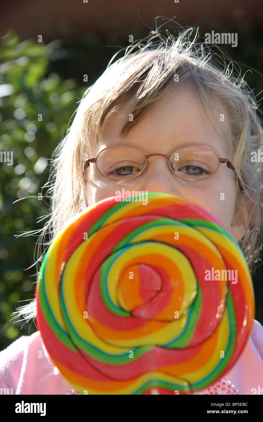 Une petite fille avec une grosse sucette Photo Stock - Alamy