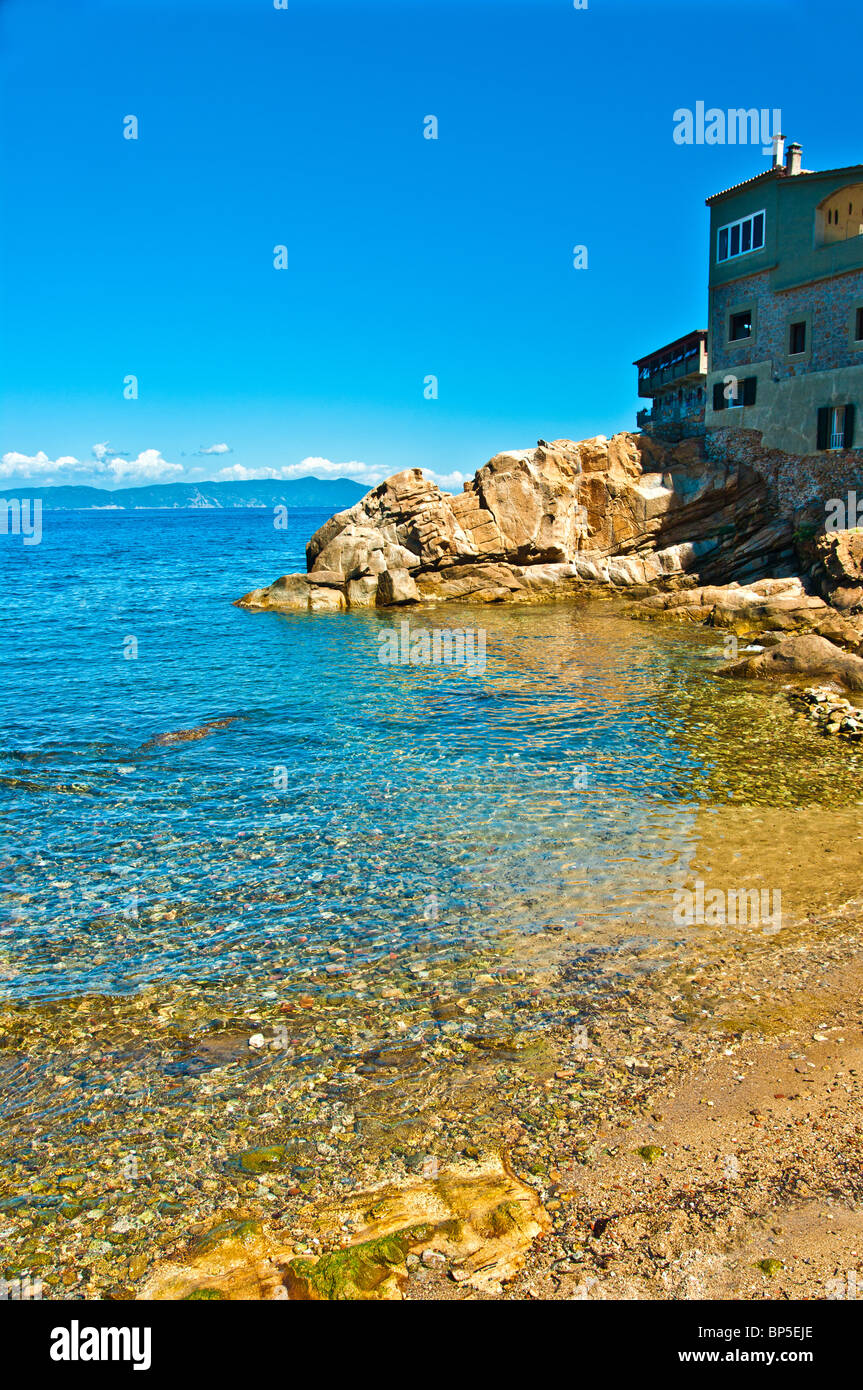 Baie de l'île Giglio sarrasine Arcipelago toscan reprend dans l'après-midi en longitudinal. Isola del Giglio Cala saracino Banque D'Images
