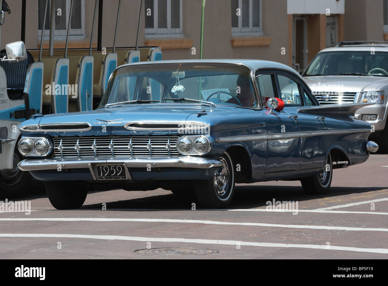 Vintage Car debout sur un feu rouge, Santa Fe, États-Unis Banque D'Images