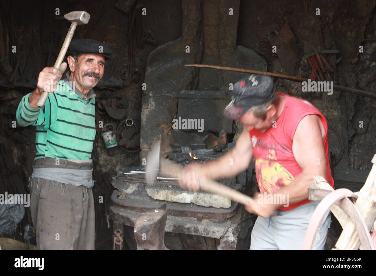 Les forgerons dans Greci (comté de Tulcea, Roumanie) Banque D'Images