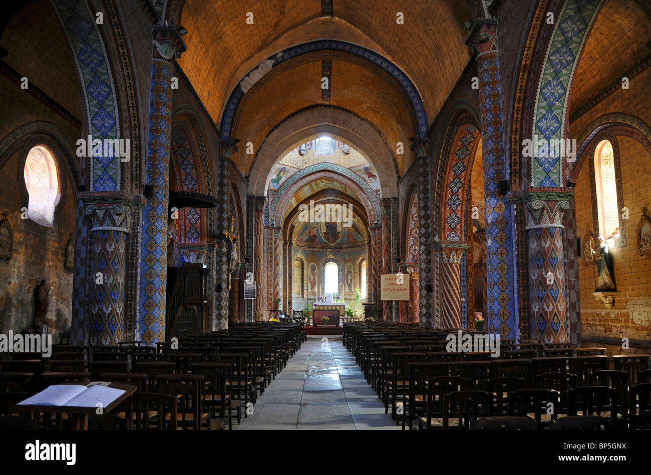 Une église de style roman du xiie siècle à Civray (Vienne) France avec fresque colorée des peintures murales du 14e siècle. Banque D'Images