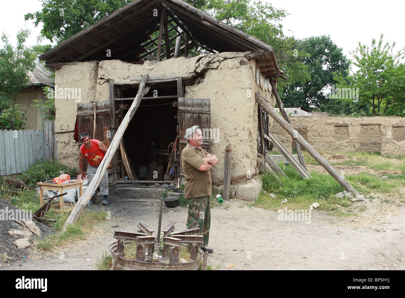 Les forgerons dans Greci (comté de Tulcea, Roumanie) Banque D'Images