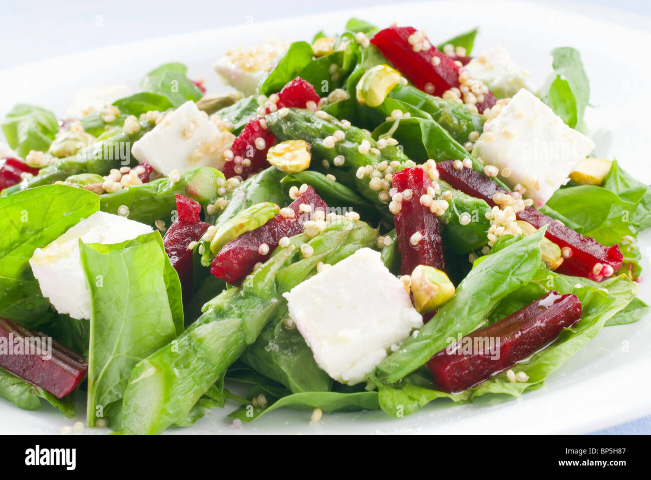 Salade d'épinards asperges betterave,et,fromage de chèvre sur une plaque blanche Banque D'Images