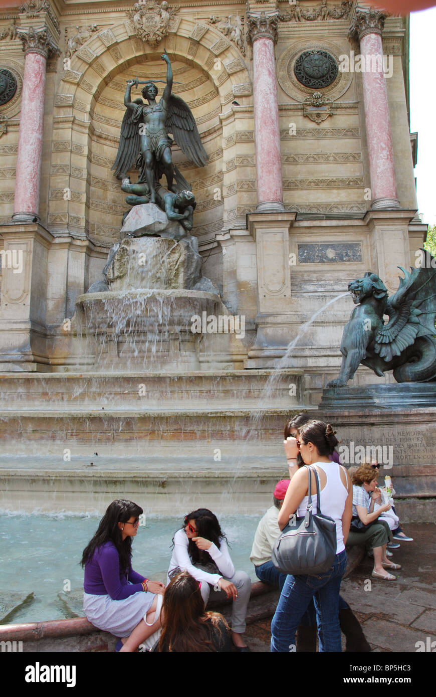 Fontaine de la Place Saint Michel, Paris France Banque D'Images