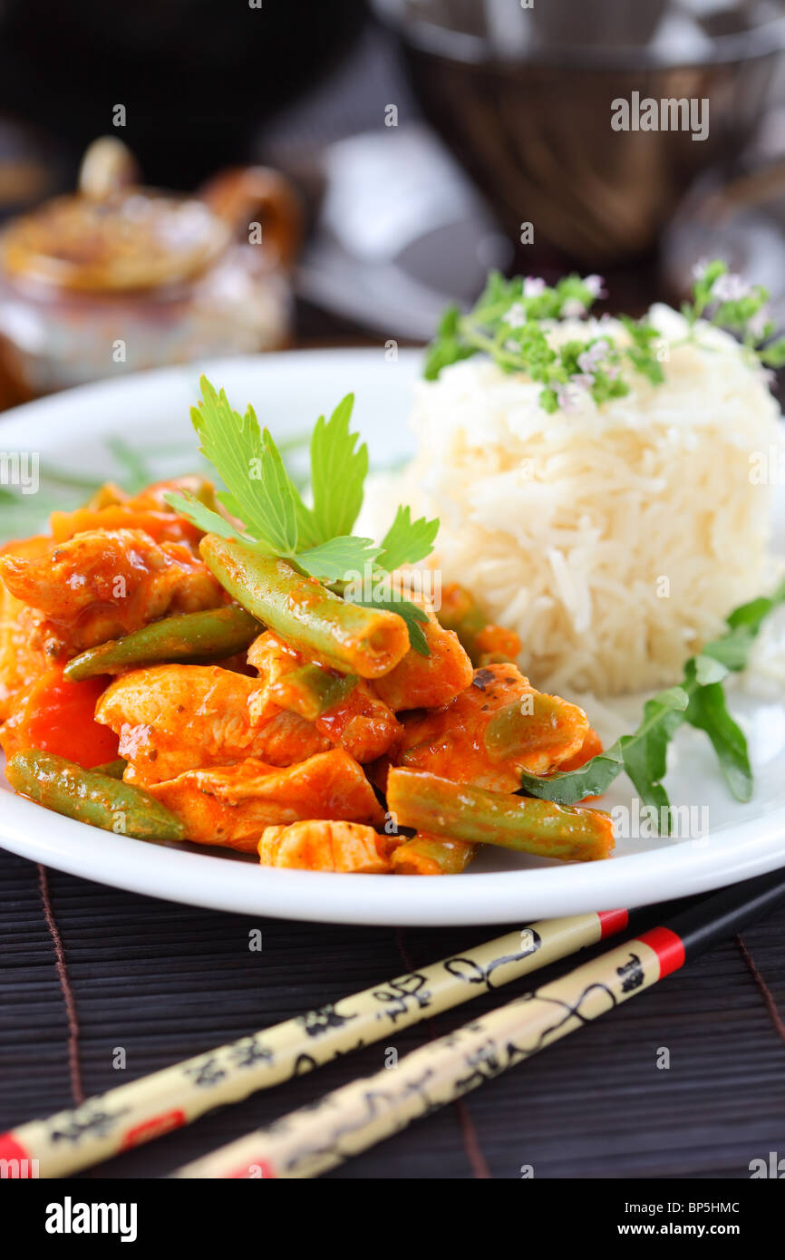 Poulet au curry rouge, riz et légumes avec rayures Banque D'Images