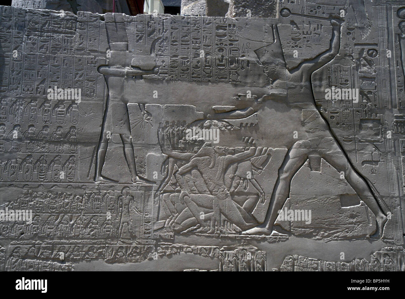 Le pharaon TUTMOSIS III. Aura frappé ses captifs. Les captifs sont agenouillés SYRIENS PROBABLEMENT BARBU LEVANT LA MAIN DANS Banque D'Images