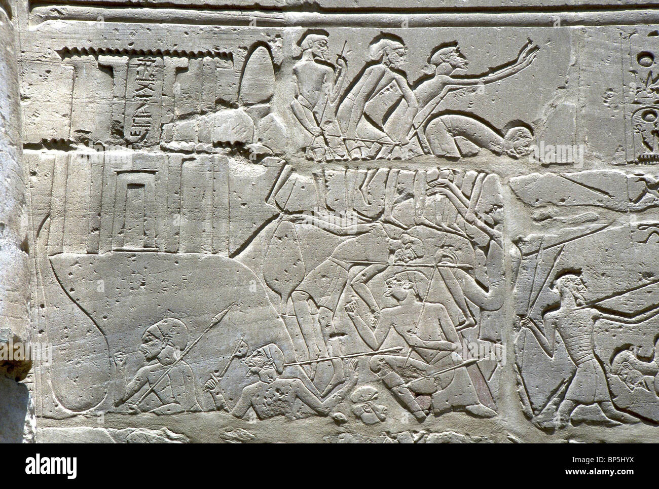 Scène de bataille ILLUSTRANT LA CONQUÊTE D'UNE VILLE EN CNAAN PAR LES SOLDATS DE SETI I. C. 1318 - 1301 SCULPTURE DANS LE MUR DE LA C.-B. Banque D'Images