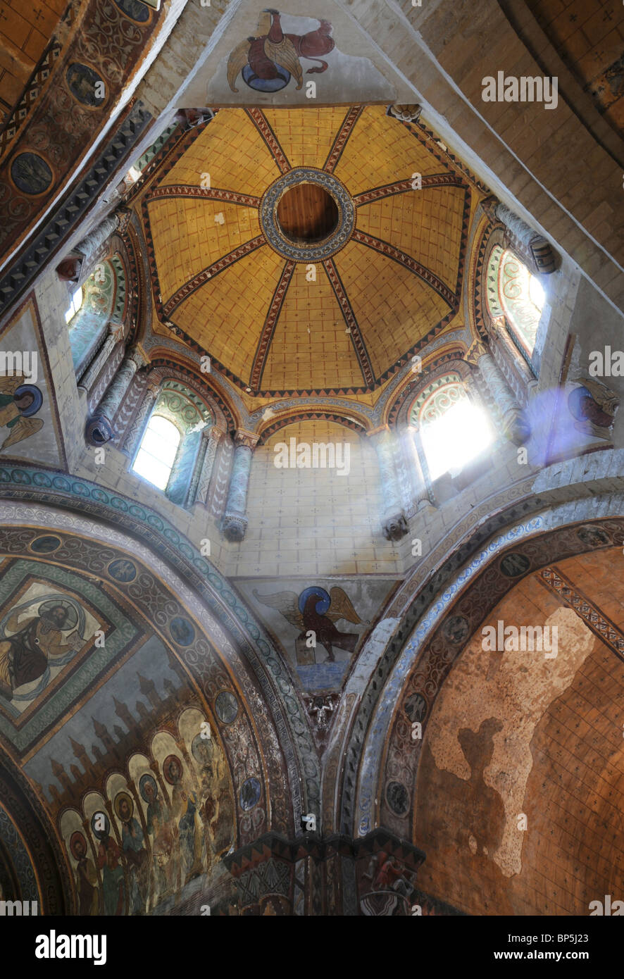 Tour octogonale de l'église romane à Civray, France de fresques murales du 14e siècle. Banque D'Images