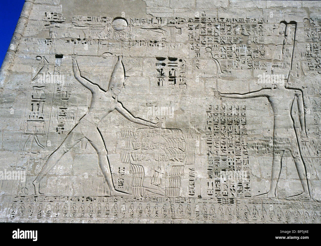 Pharaon Ramsès III. Effectue LE RITUEL DU SACRIFICE DES PRISONNIERS AVANT DE RE-HARAKHTY & AMON-RE. Soulagement DANS LE GRAND Banque D'Images