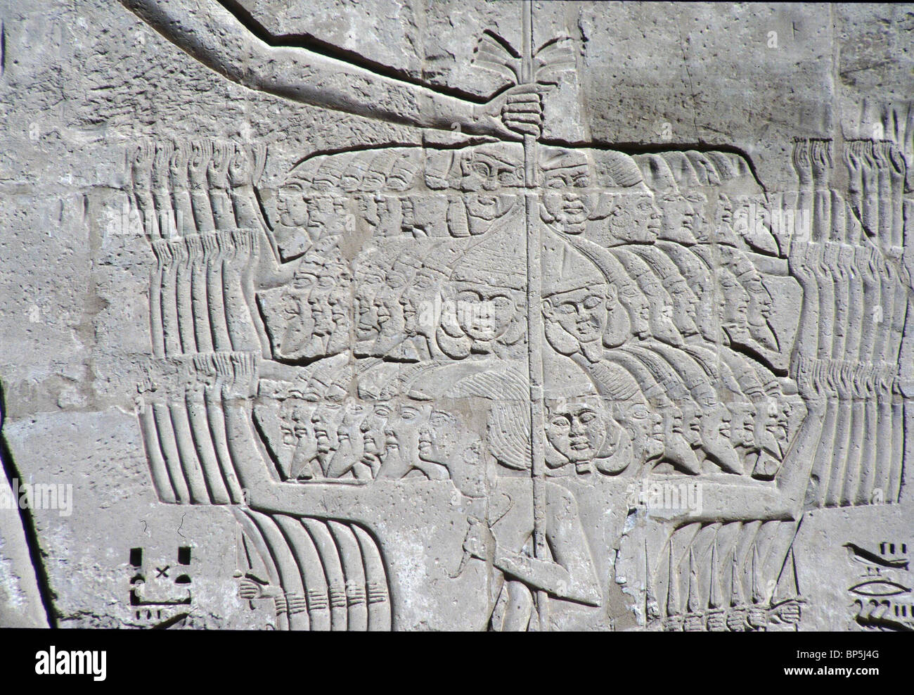 Pharaon Ramsès III. Effectue LE RITUEL DU SACRIFICE DES PRISONNIERS AVANT DE RE-HARAKHTY & AMON-RE. Soulagement DANS LE GRAND Banque D'Images