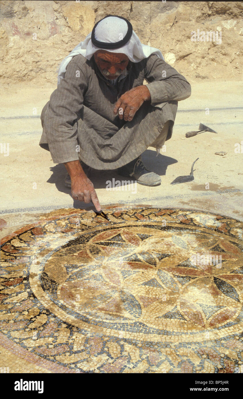 3567. Le travail de terrain archéologique : découvrir un sol de mosaïque EN HERODIUM Banque D'Images