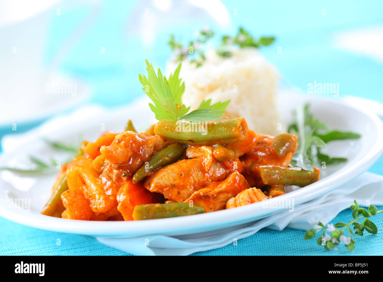 Poulet au curry rouge, riz et légumes avec rayures Banque D'Images