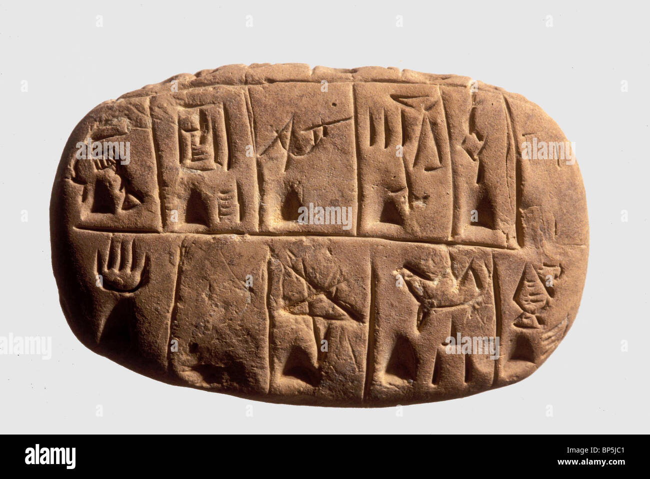 Tablette d'argile portant un script pictographique archaïques. Originaire  de la Mésopotamie à la fin du quatrième millénaire av. c'est Photo Stock -  Alamy