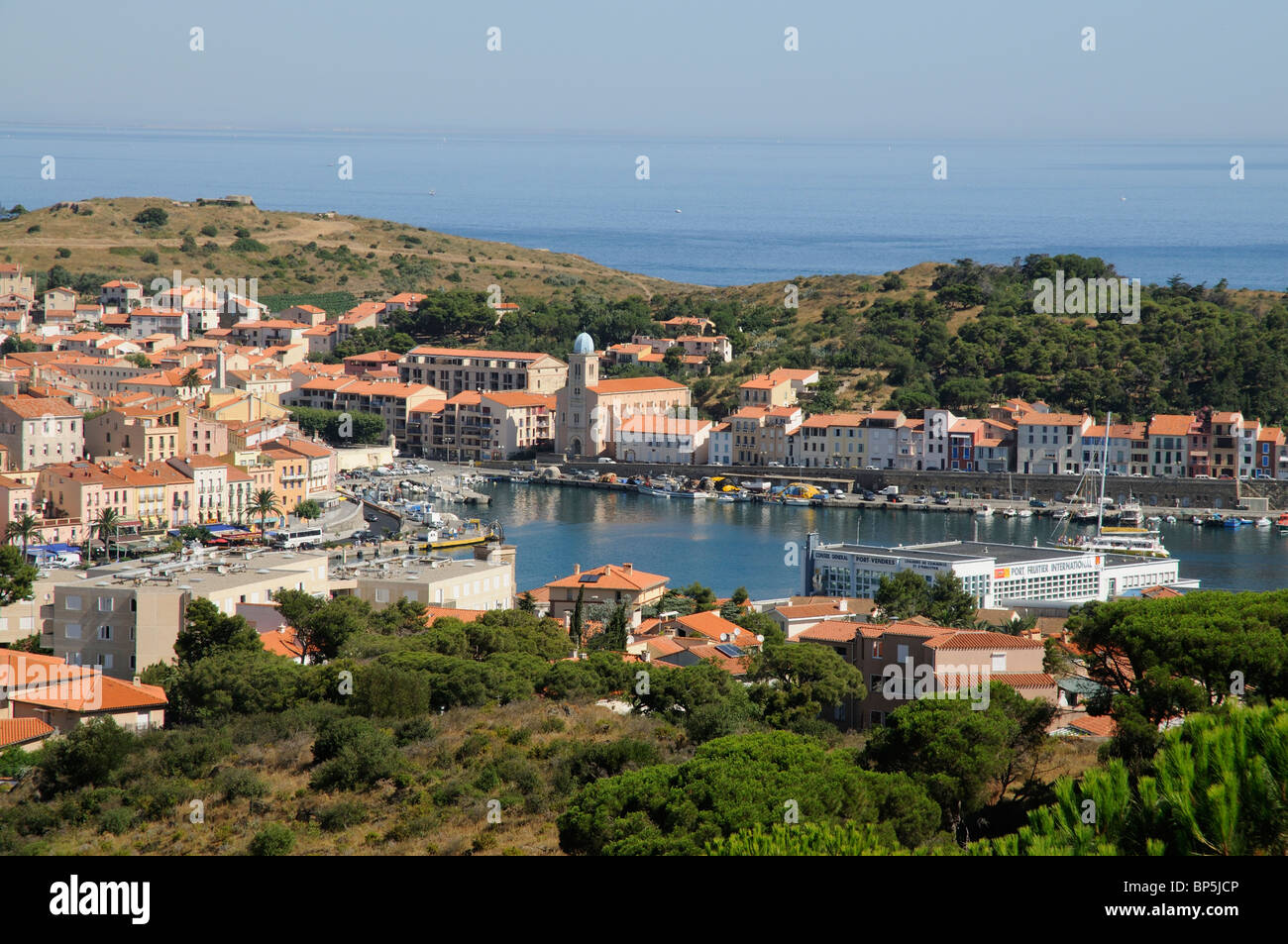 Port Vendres Une Populaire Ville De Pecheurs Sur La Cote Vermeille Au Sud De La France Un Port De Peche De La Mediterranee Pres De La Frontiere Espagnole Photo Stock Alamy