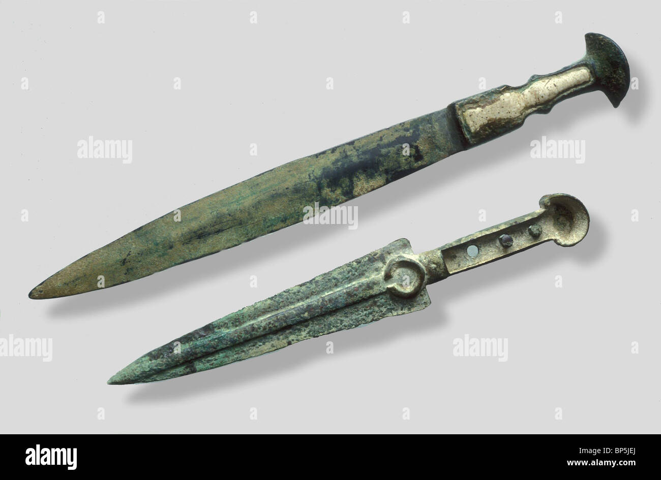 SWORD & un poignard C. 1500 avant J.-C. en Mésopotamie l'épée courte était le favori de toutes les périodes d'armes défensives. Il a été transporté dans un Banque D'Images