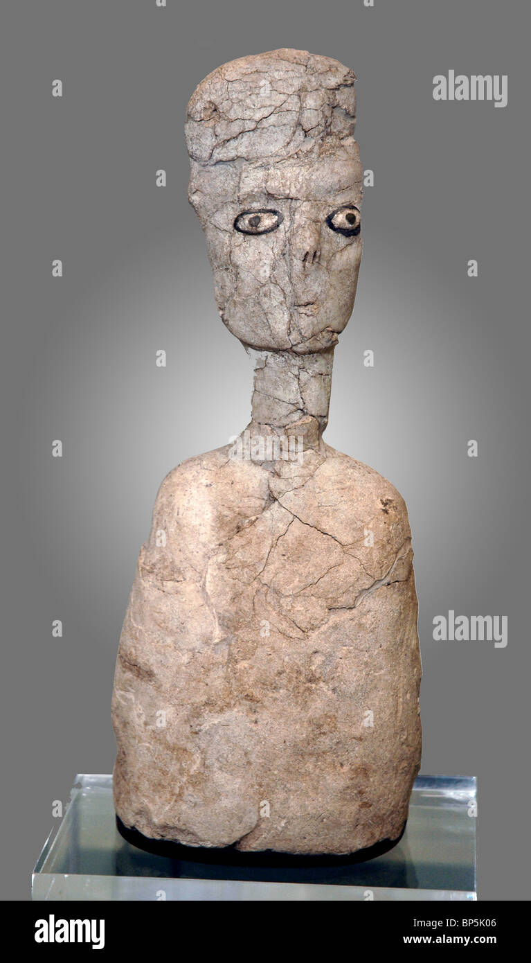 4392.PRE POTTERY, tête en plâtre, l'un des nombreux trouvés à AIN GAZAL, JORDANIE, datant de la période néolithique B, C. 7500-5500 av. Banque D'Images