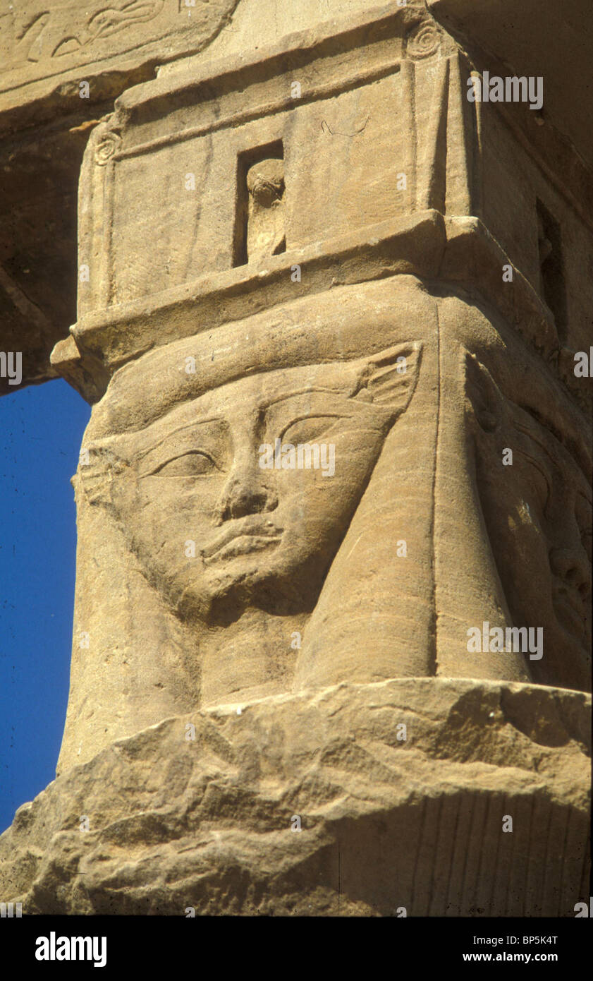 L'ISNA CAPITALE AVEC LA TÊTE D'Hathor,( dans l'ancienne religion égyptienne déesse du ciel des femmes et de la fécondité et l'amour) l'ÉGYPTE Banque D'Images