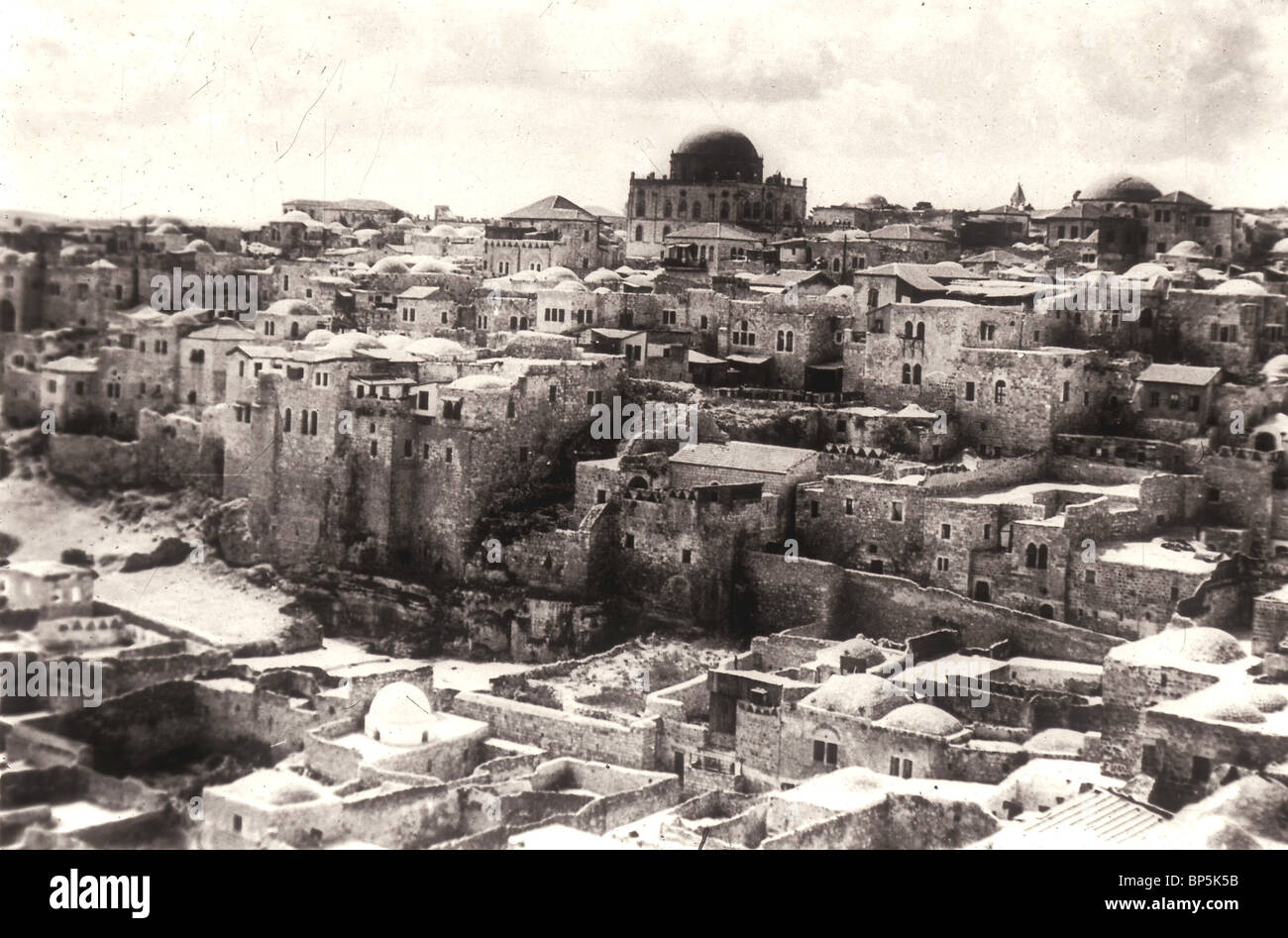 4593. Les toits de Jérusalem AU DÉBUT DU 20ème. C. (C.1930) montrant le grand "HURVAH' SYNAGOGUE DANS LE QUARTIER JUIF Banque D'Images