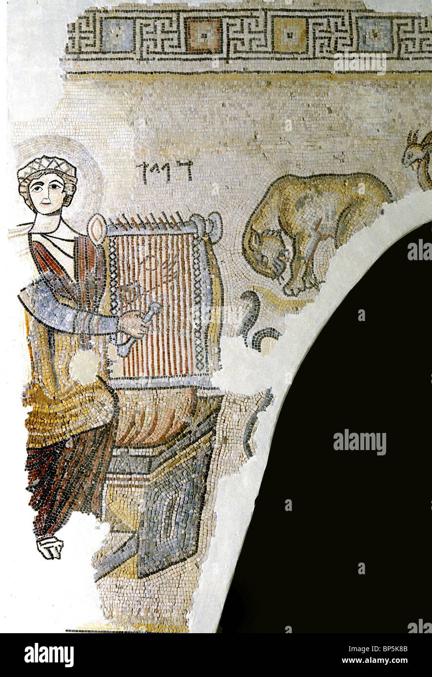 Sol de mosaïque À PARTIR DE LA 4ÈME. C. A.D. SYNAGOGUE À GAZA représentant le roi David jouant de la lyre. Lettres HÉBRAÏQUES AU-DESSUS DE LA LYRE Lire : Banque D'Images