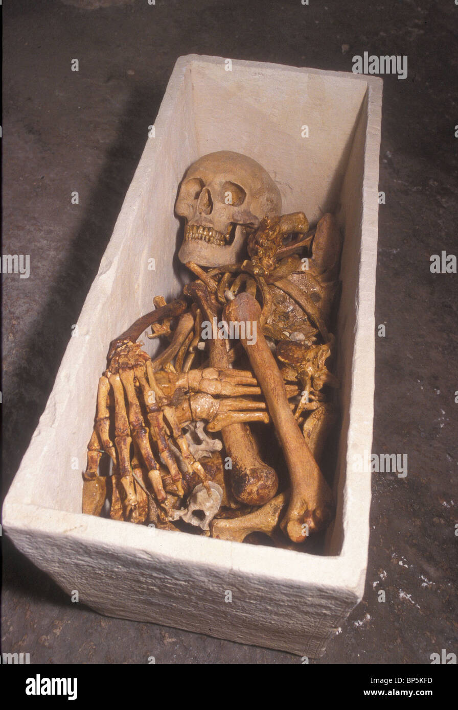 Ossuaire avec les ossements humains. La victime a été placée dans une niche (KOH) dans une roche taillée tombe. Après un an environ lorsque l'organisme a Banque D'Images