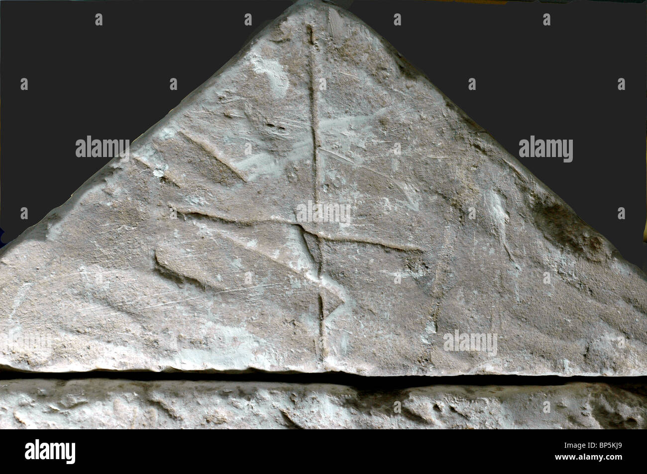 5269. Ossuaire de pierre d'une tombe près de Jérusalem avec une gravure, fin de la période romaine Banque D'Images