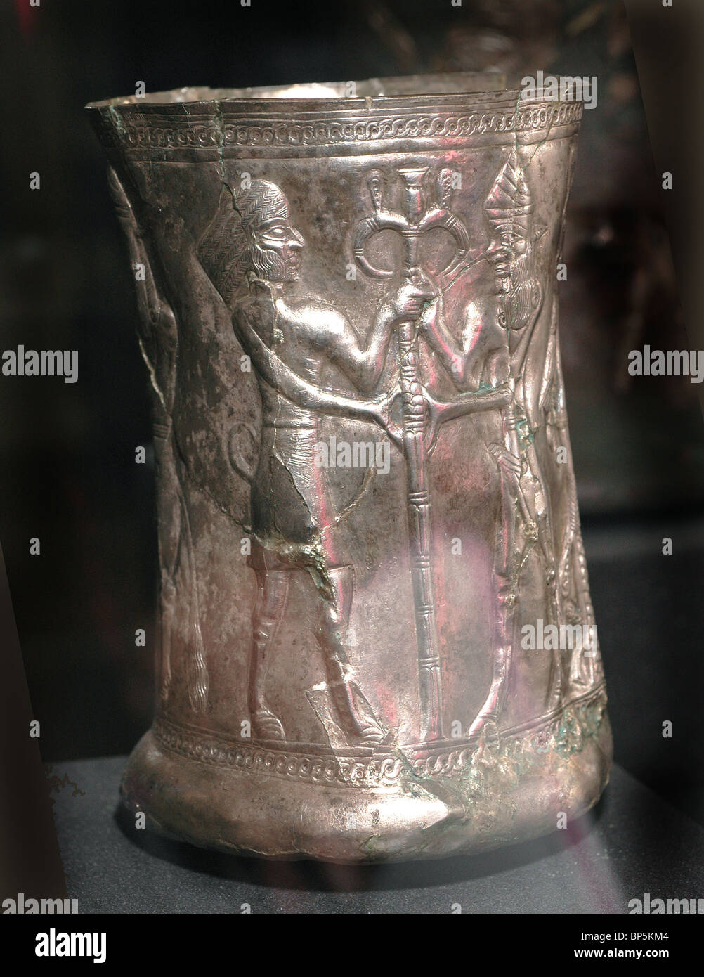 5316. Gobelet d'argent décoré avec des créatures mythologiques datant c. 1200 BC. Le nord de l'Iran Banque D'Images