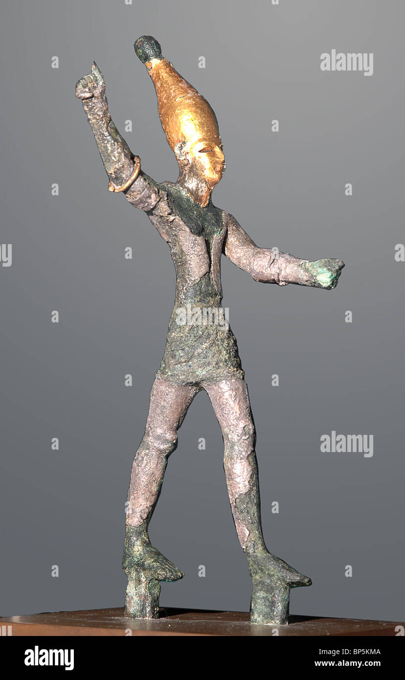 Du Prince de la tempête dieu Baal. La figurine est couvert dans l'or et l'argent. Le bras droit est augmenté vers le haut comme si brandissant un Banque D'Images