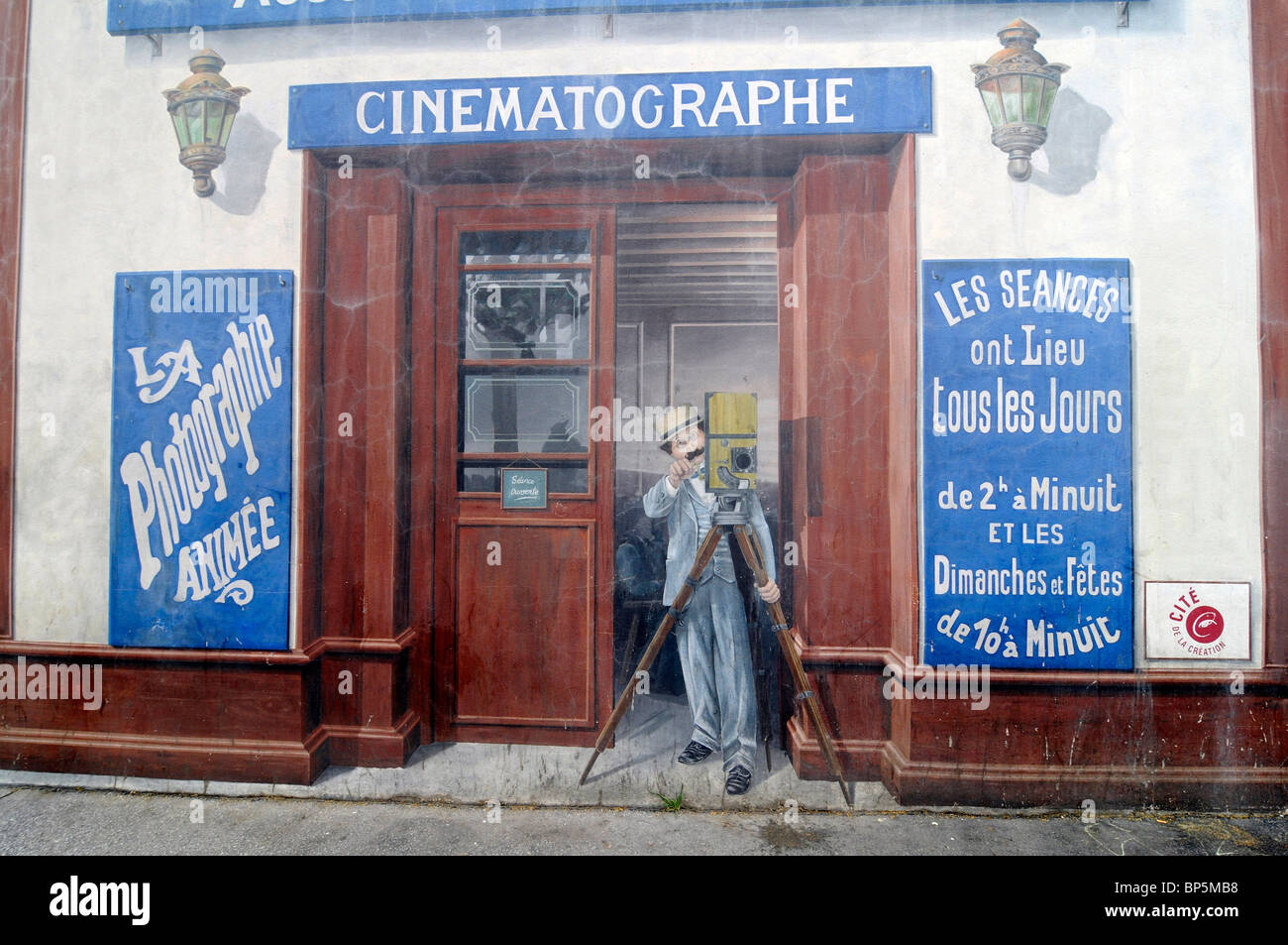 Fresque peinture murale montrant l'entrée de la boutique cinéma des frères Lumière à Lyon, France Banque D'Images