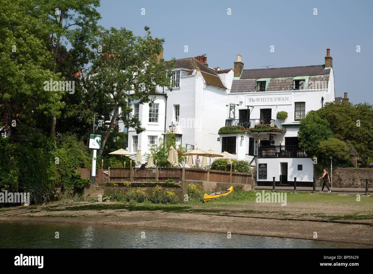 Le White Swan pub sur la Tamise à Twickenham, London UK Banque D'Images