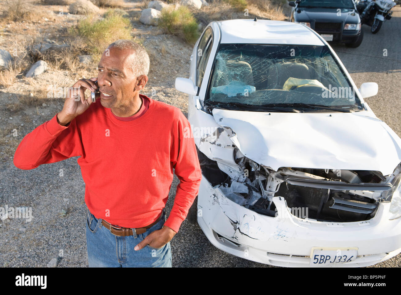 Man on mobile suite à accident de voiture Banque D'Images