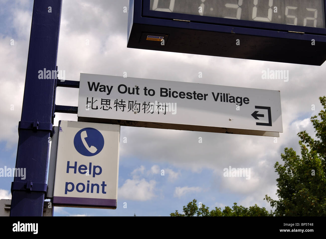Signes à Bicester Town gare, Oxfordshire, England, UK Banque D'Images