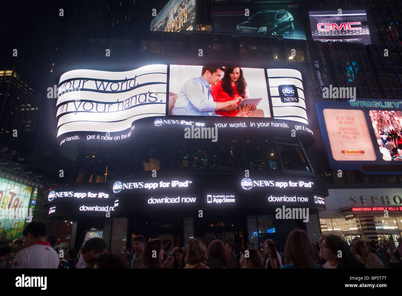 WABC news dans Times Square en favorise l'application pour iPad le Jeudi, août 12, 2010. (© Richard B. Levine) Banque D'Images