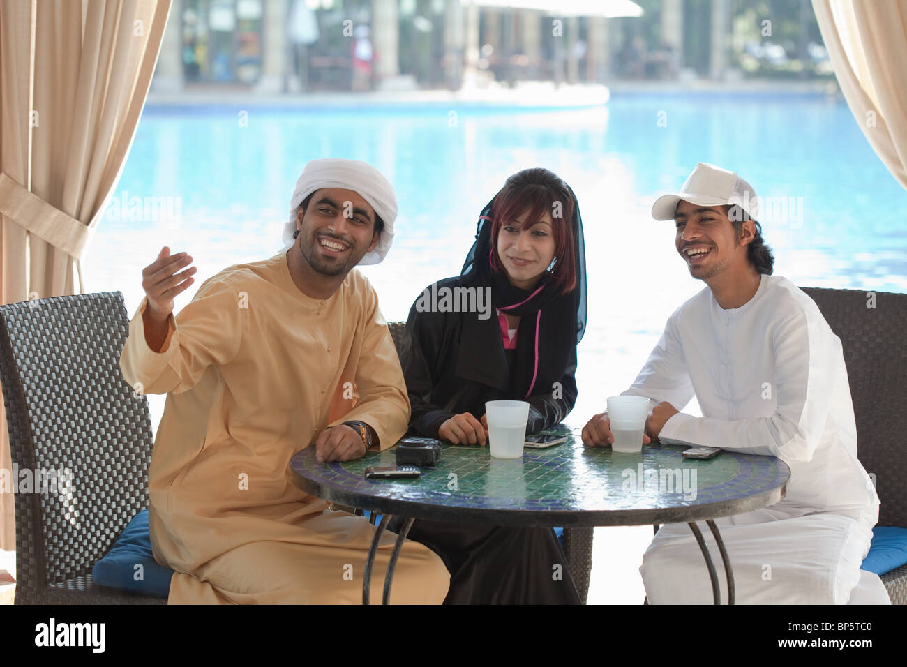 Les gens du Moyen-Orient sitting at table outdoors Banque D'Images