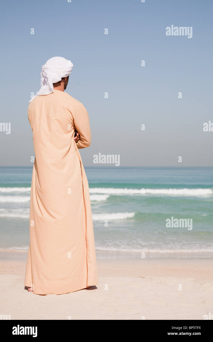 Middle Eastern man standing on the beach Banque D'Images