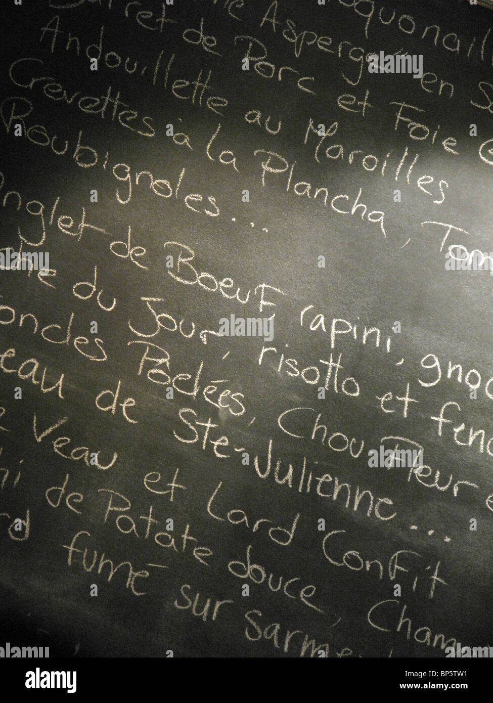 Un menu du restaurant rédigé en français script sur un tableau noir Banque D'Images