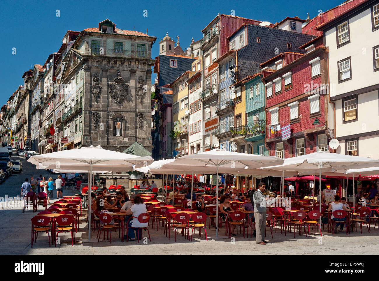 Un café de la rue à Porto, Portugal. Le quartier de Ribeira Banque D'Images