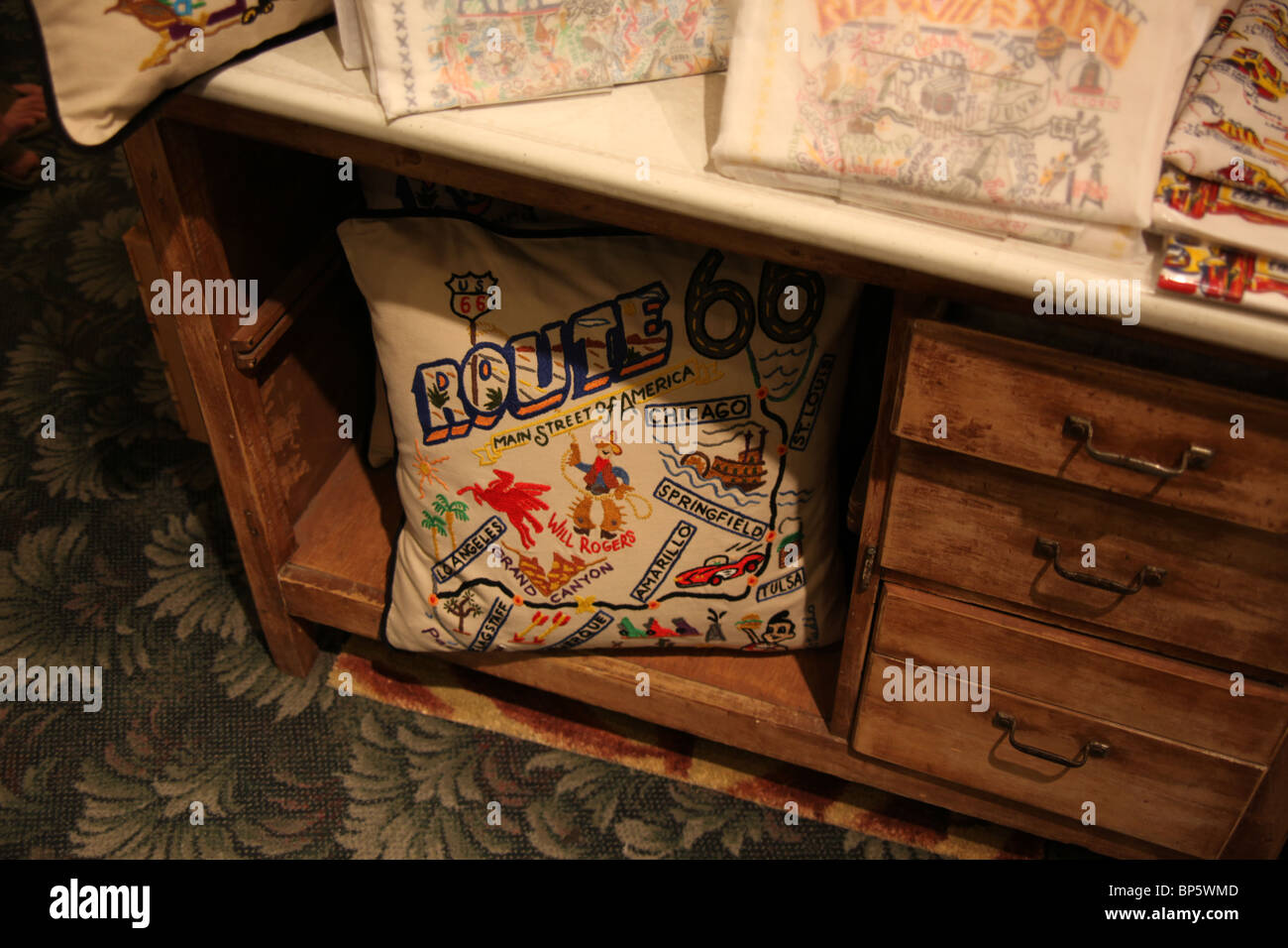 Route 66 oreiller de jet sur l'affichage à un magasin de souvenirs à Santa Fe, New Mexico, United States, 11 juin, 2010 Banque D'Images