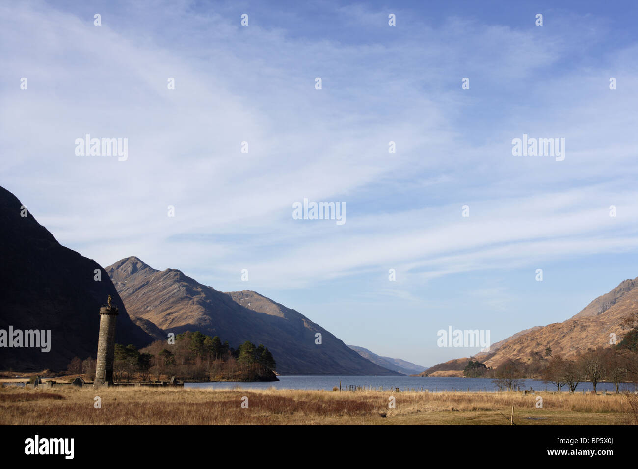 Glenfinnan monument à la tête du Loch Shiel avec le Ghiubhsachain corbett Sgurr derrière. Banque D'Images