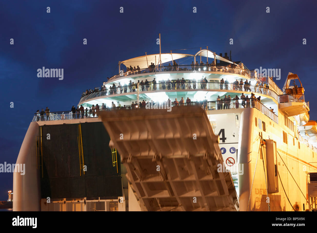 Ferry quotidien arrivant à Las Palmas, Gran Canaria de Moro Jable sur Fuerteventura, dans les îles Canaries Banque D'Images
