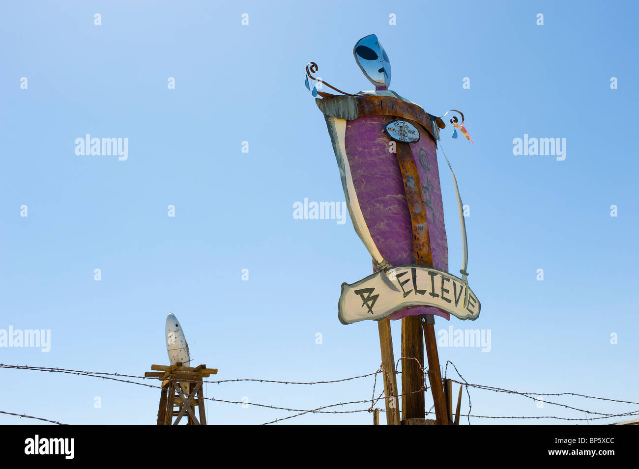 Effigie exotiques avec silver OVNI dans le motif défini dans un ciel bleu, le mot croire est peint au-dessous de l'effigie. Banque D'Images Effigie exotiques avec silver OVNI dans le motif défini dans un ciel bleu, le mot croire est peint au-dessous de l'effigie. Banque D'Images