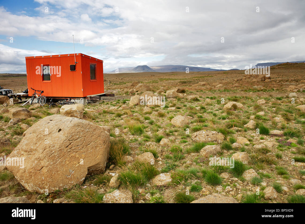 Cabane de sauvetage dans l'intérieur de hautes terres d'Islande, à l'entrée de Kaldi dalur, Cold Valley. Banque D'Images