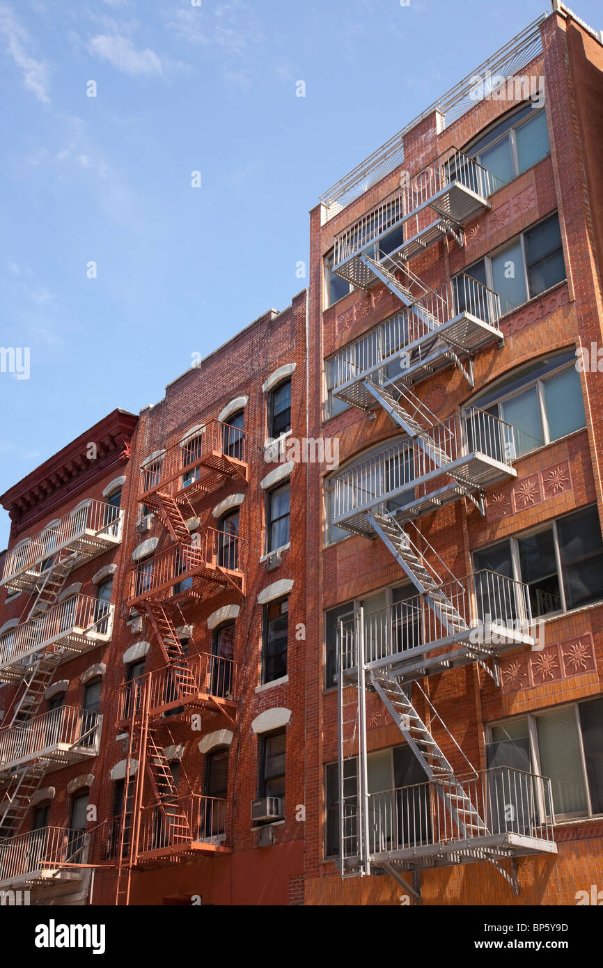 Le feu s'échappe sur les façades des bâtiments, Lower East Side, NEW YORK Banque D'Images
