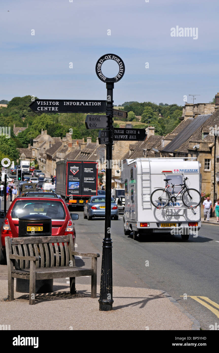 En été, sur High Street, Burford Cotswolds, Royaume-Uni. Banque D'Images