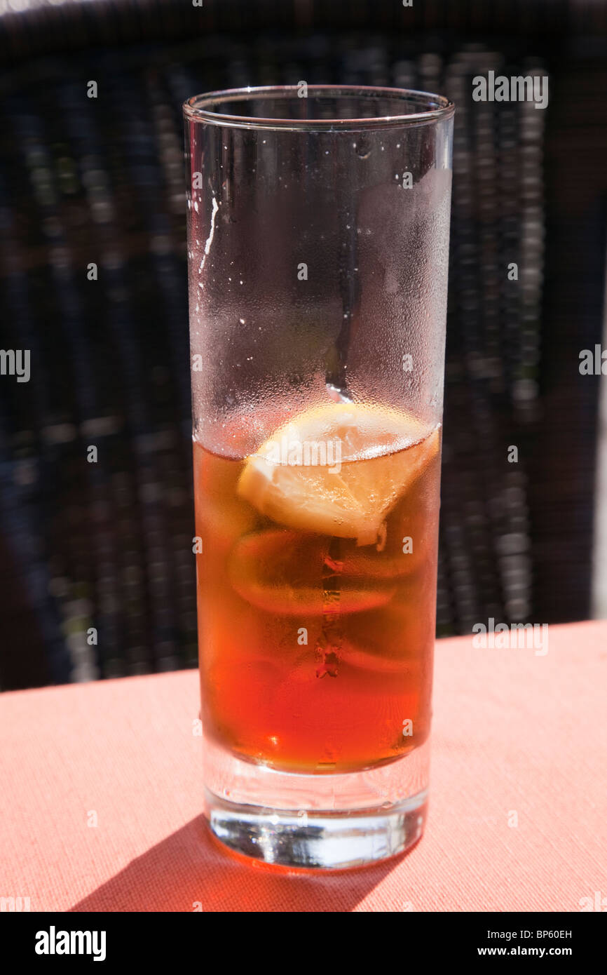 L'Europe. Verre à moitié plein de thé glacé avec des glaçons et une rondelle de citron Banque D'Images