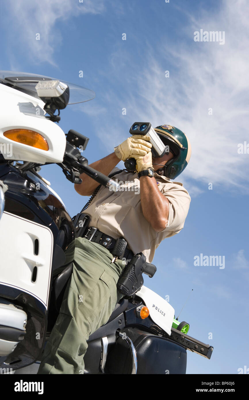 Highway Patrol Officer avec radar de vitesse Banque D'Images