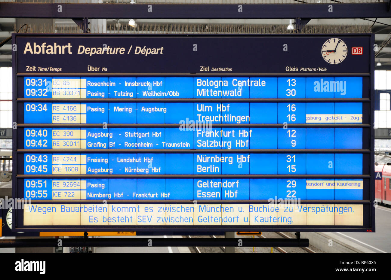 Munich, Bavière, Allemagne. Munchen Hauptbahnhof (gare principale). Conseil Départs Banque D'Images